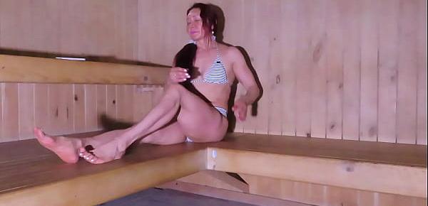  LA DIOSA MILF REALIZA UN YOGA CALIENTE MIENTRAS SE BAÑA EN LA SAUNA